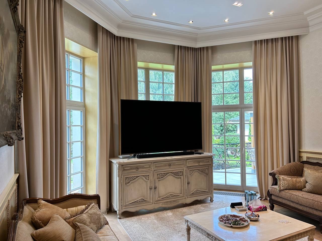 Загородный дом, французские окна с тюлем